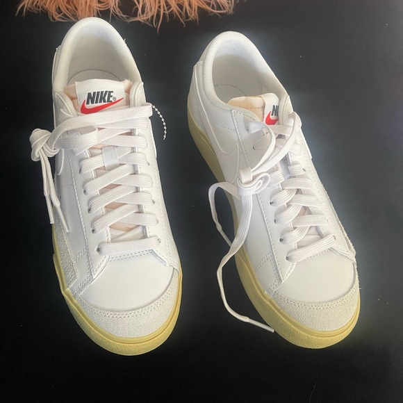 Nike Blazer Low Platform sneakers in white - Picture 6 of 8